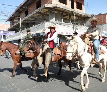 GOBERNADOR-DEL-GRAN-CHACO-JUNTO-A-LOS-JINETES-DE-ARGENTINA-Y-BOLIVIA-INAUGURA-EL-FESTIVAL-DE-LA-TRADICION-10