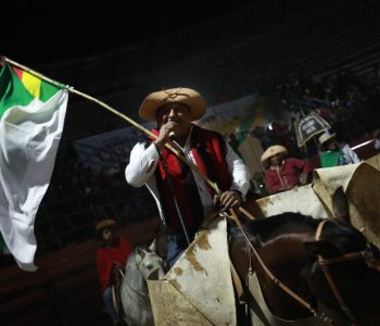 GOBERNADOR-DEL-GRAN-CHACO-JUNTO-A-LOS-JINETES-DE-ARGENTINA-Y-BOLIVIA-INAUGURA-EL-FESTIVAL-DE-LA-TRADICION-13