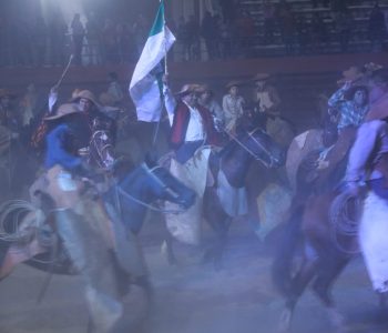 GOBERNADOR-DEL-GRAN-CHACO-JUNTO-A-LOS-JINETES-DE-ARGENTINA-Y-BOLIVIA-INAUGURA-EL-FESTIVAL-DE-LA-TRADICION-14