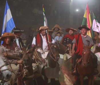 GOBERNADOR-DEL-GRAN-CHACO-JUNTO-A-LOS-JINETES-DE-ARGENTINA-Y-BOLIVIA-INAUGURA-EL-FESTIVAL-DE-LA-TRADICION-15
