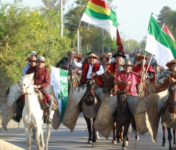 GOBERNADOR-DEL-GRAN-CHACO-JUNTO-A-LOS-JINETES-DE-ARGENTINA-Y-BOLIVIA-INAUGURA-EL-FESTIVAL-DE-LA-TRADICION-3-1