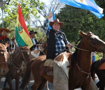 GOBERNADOR-DEL-GRAN-CHACO-JUNTO-A-LOS-JINETES-DE-ARGENTINA-Y-BOLIVIA-INAUGURA-EL-FESTIVAL-DE-LA-TRADICION-6