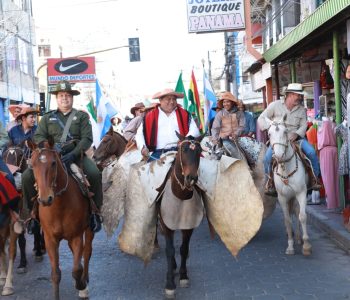 GOBERNADOR-DEL-GRAN-CHACO-JUNTO-A-LOS-JINETES-DE-ARGENTINA-Y-BOLIVIA-INAUGURA-EL-FESTIVAL-DE-LA-TRADICION-7