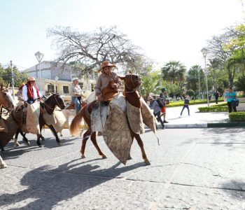 GOBERNADOR-DEL-GRAN-CHACO-JUNTO-A-LOS-JINETES-DE-ARGENTINA-Y-BOLIVIA-INAUGURA-EL-FESTIVAL-DE-LA-TRADICION-8